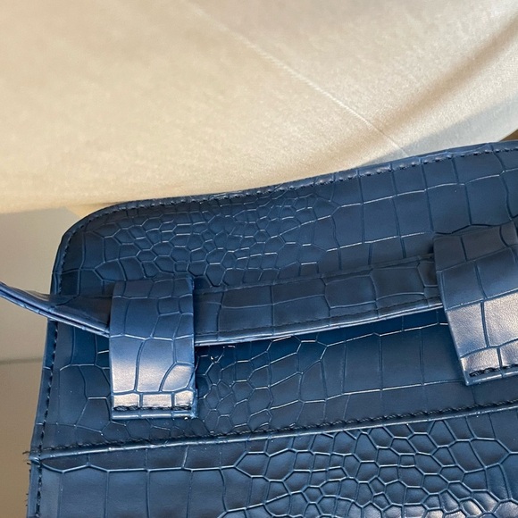 Unisex stylish shoulder bag belt bag faux crocodile leather w gold hardware - Picture 5 of 6